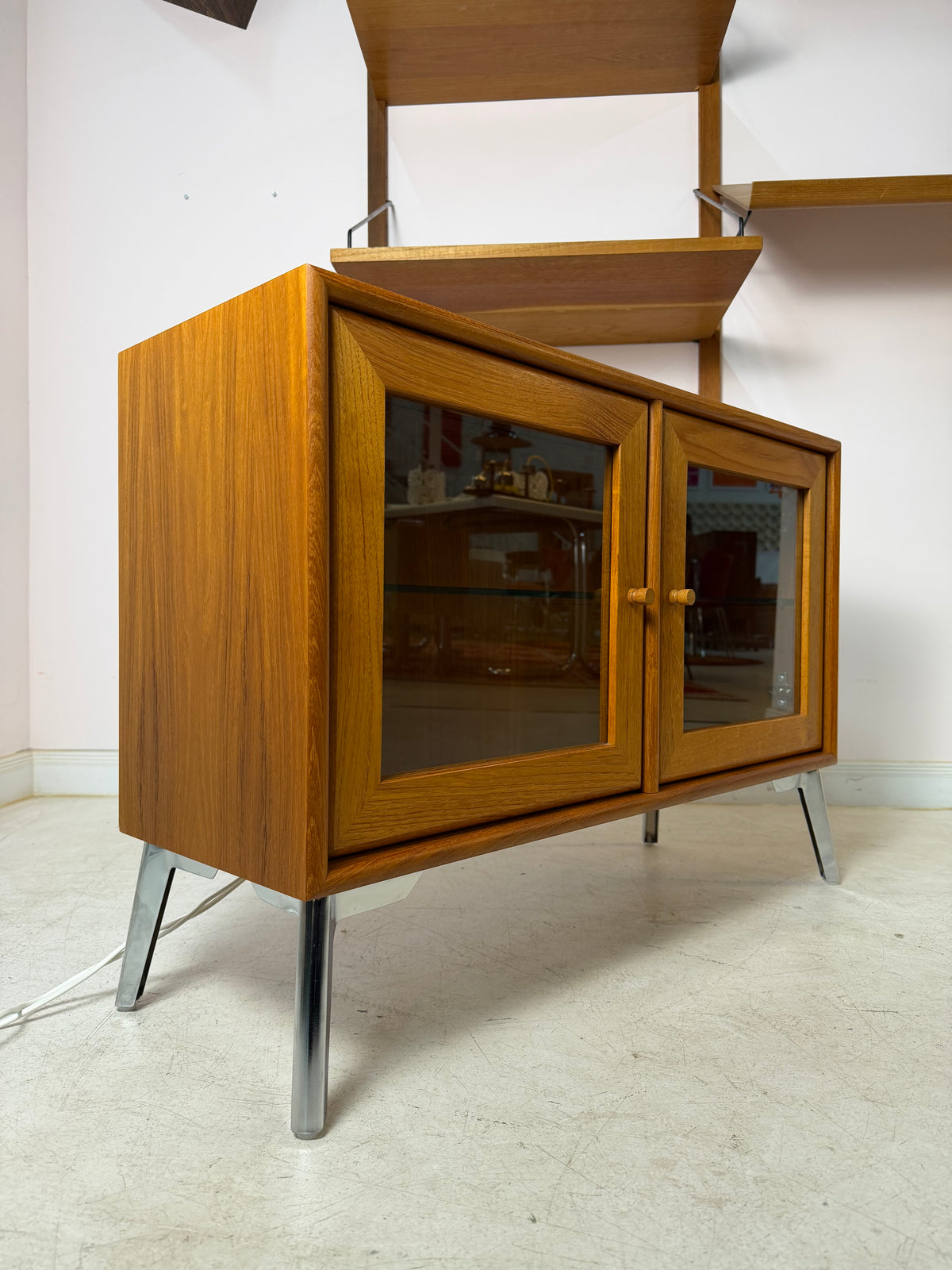 Kleine Vitrine mit Beleuchtung & neuen Chromfüßen von Dyrlund