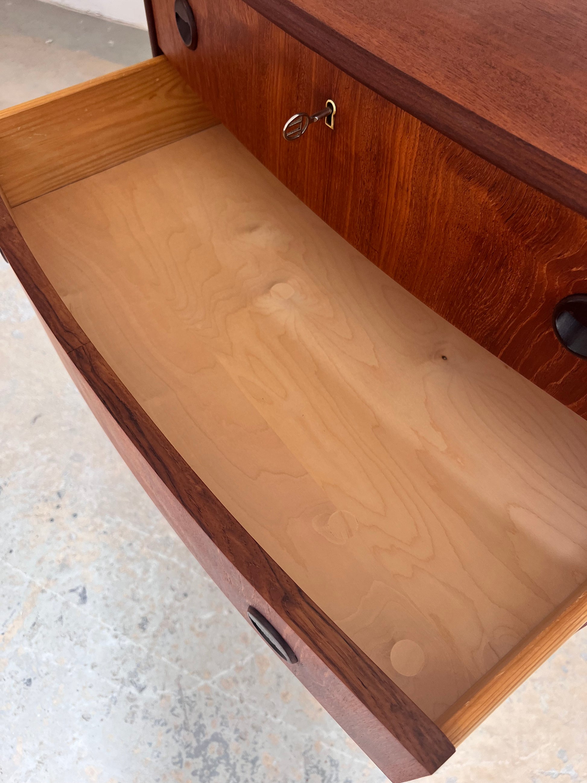 Halbrunde Kommode Teak mit runden Griffen & Schloss aus Dänemark