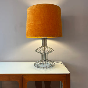 Tischlampe mit orangem Samtschirm