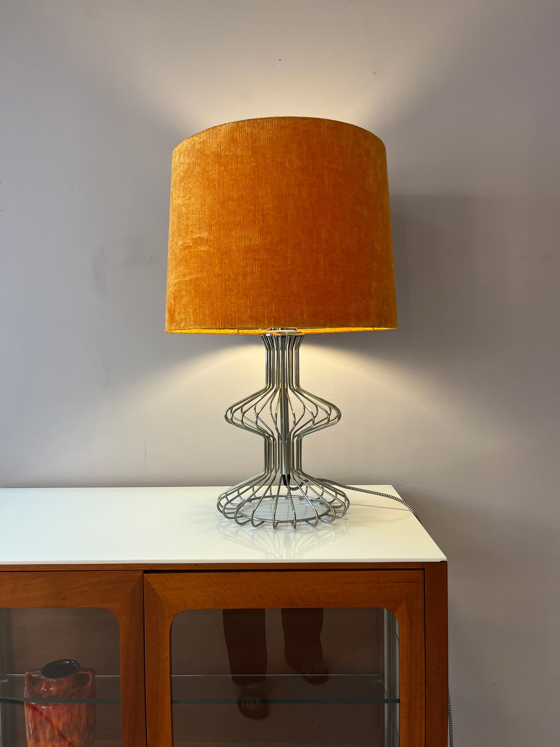 Tischlampe mit orangem Samtschirm