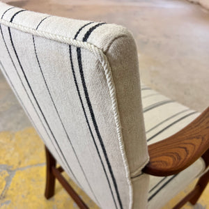 Armlehnstuhl mit paspeliertem Polster aus Dänemark