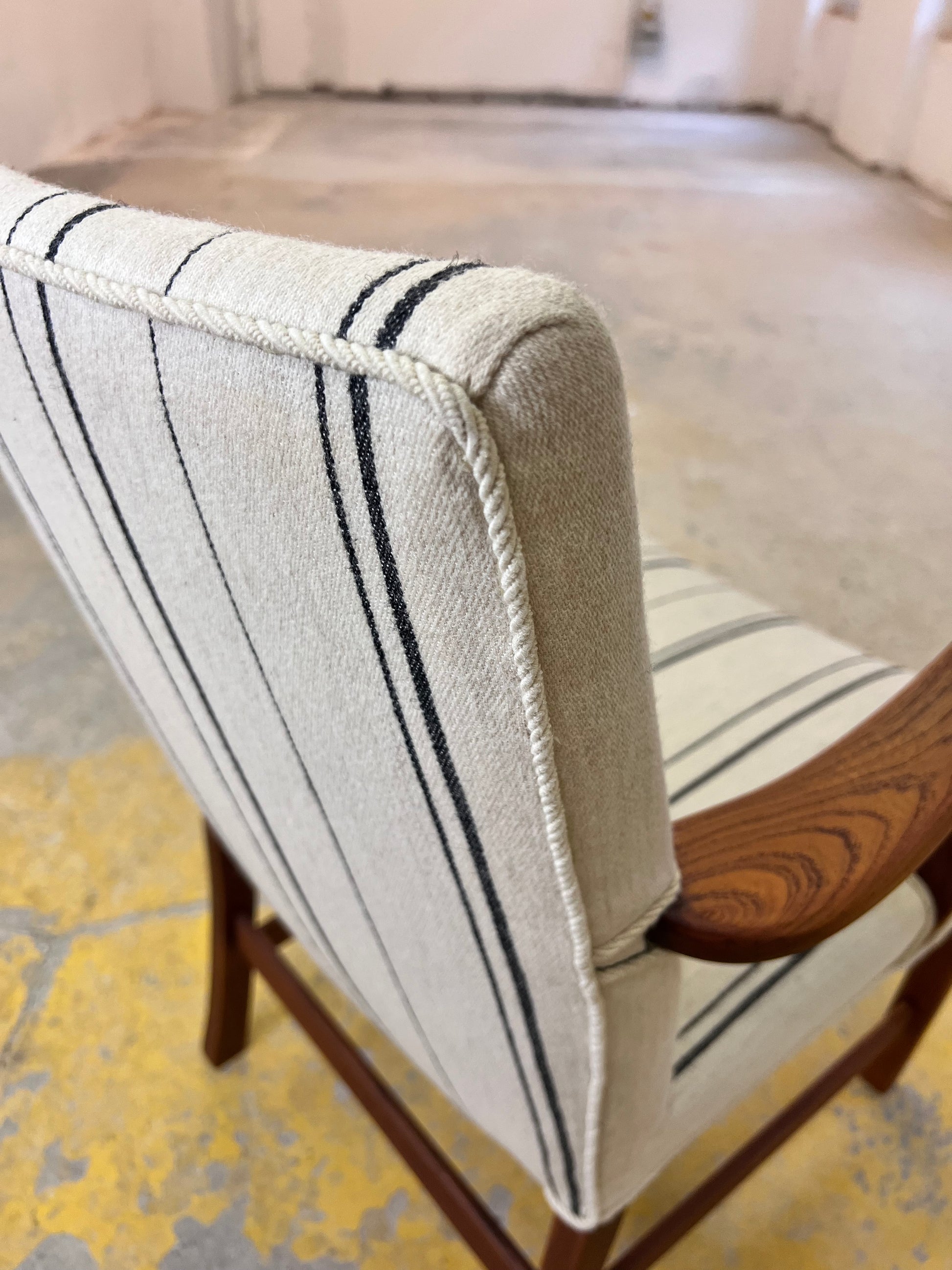 Armlehnstuhl mit paspeliertem Polster aus Dänemark