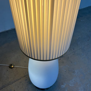 Stehlampe weiß mit Opalglasfuß und Plisseeschirm