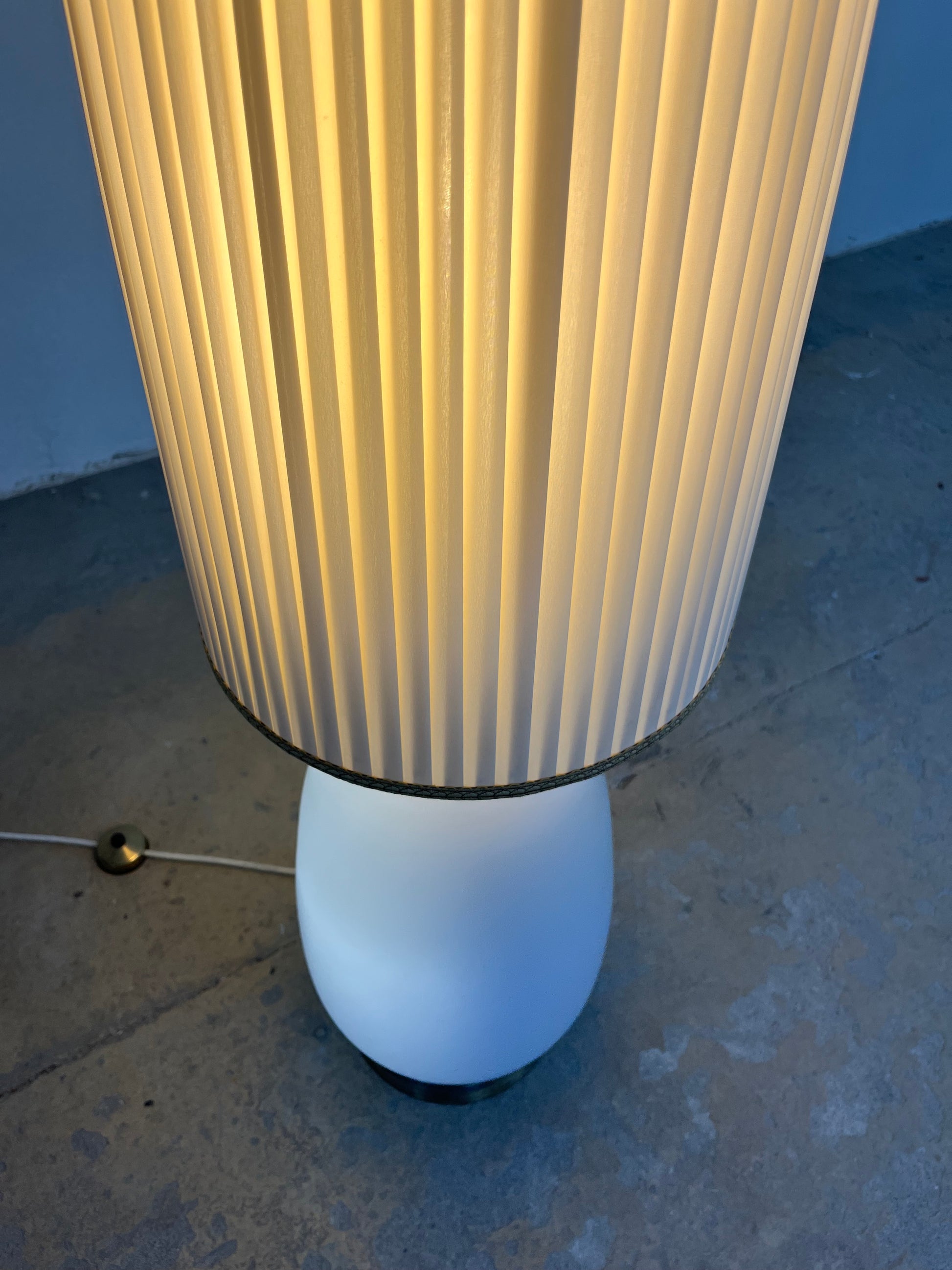 Stehlampe weiß mit Opalglasfuß und Plisseeschirm