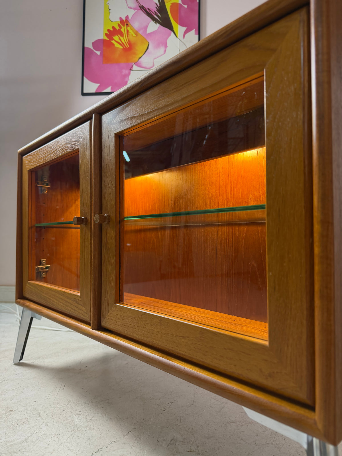 Kleine Vitrine mit Beleuchtung & neuen Chromfüßen von Dyrlund