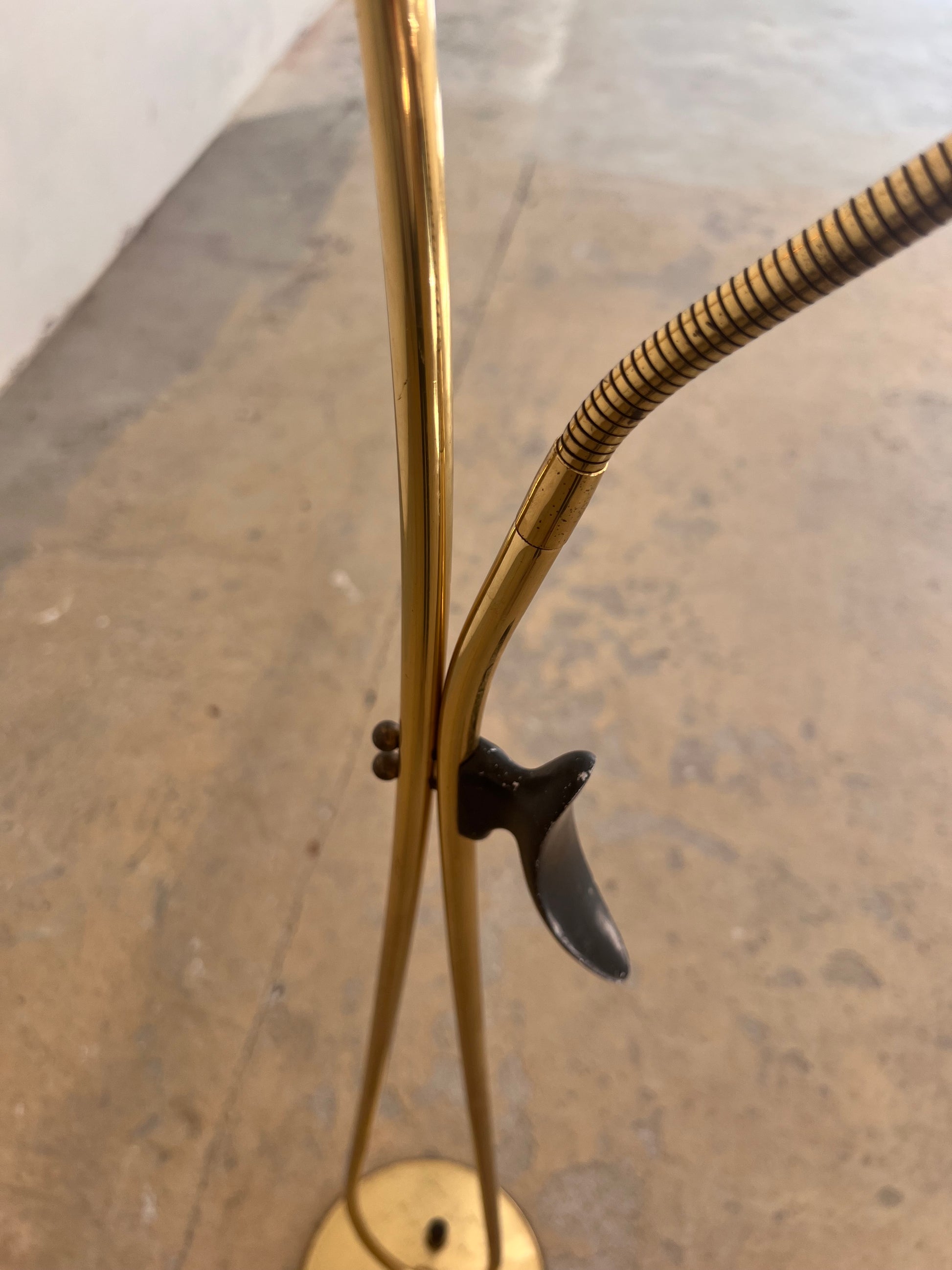 Stehlampe mit zwei Schwanenhalsarmen Messing