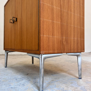 Schrank Esche mit neuen Chromfüßen