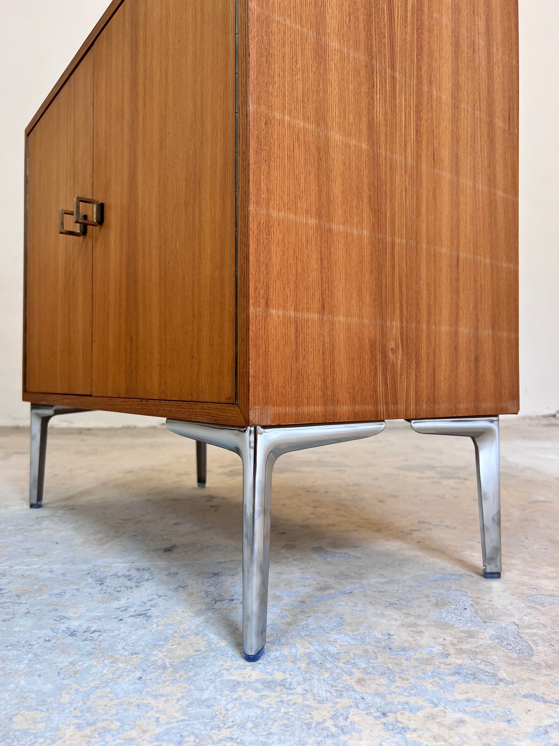 Schrank Esche mit neuen Chromfüßen
