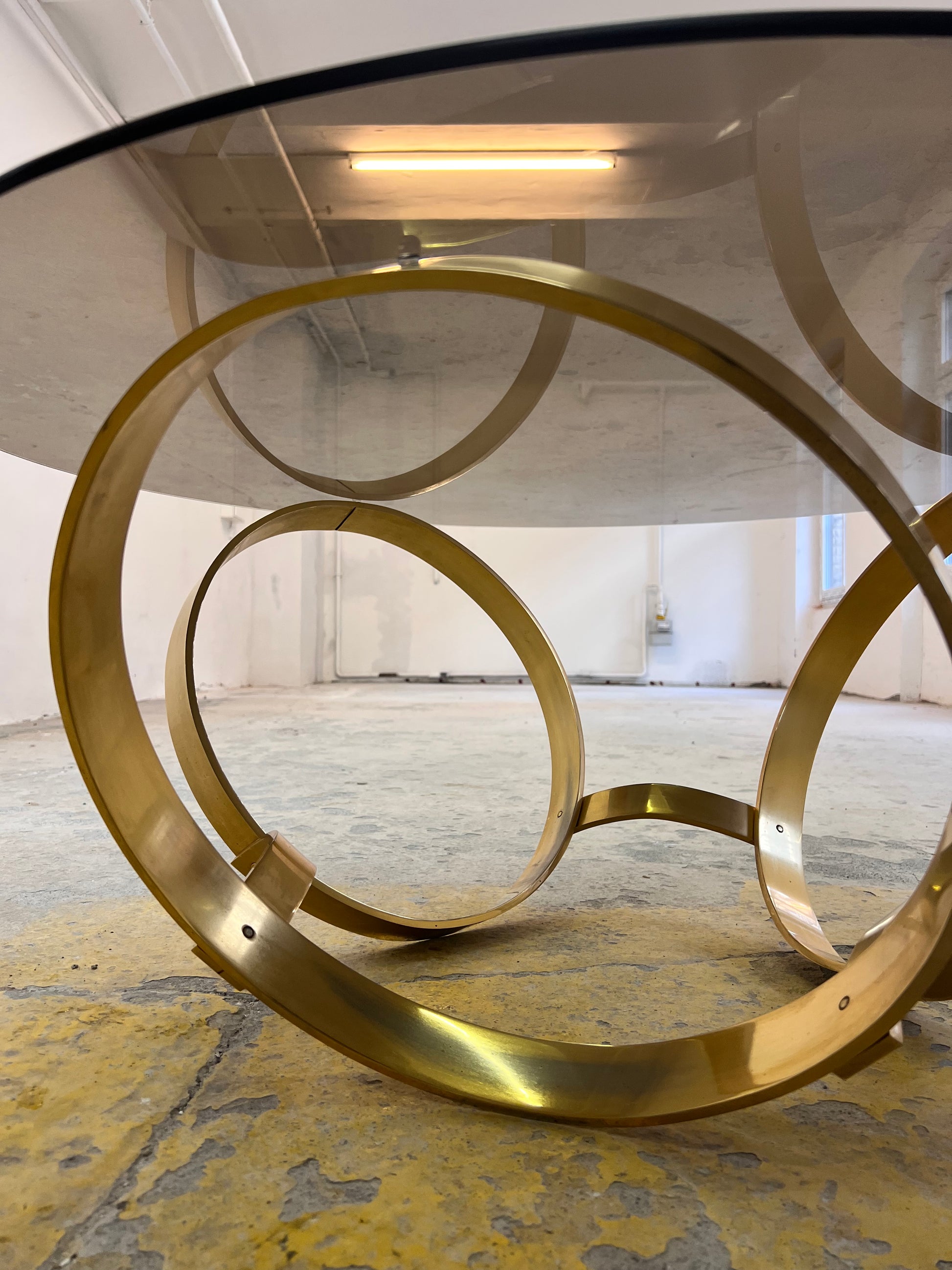 Runder Hesterberg Couchtisch mit Kreisgestell Messing Rauchglas