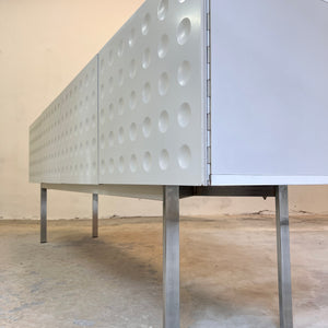 Sideboard weiß mit kreisförmigem Reliefmuster aus Belgien