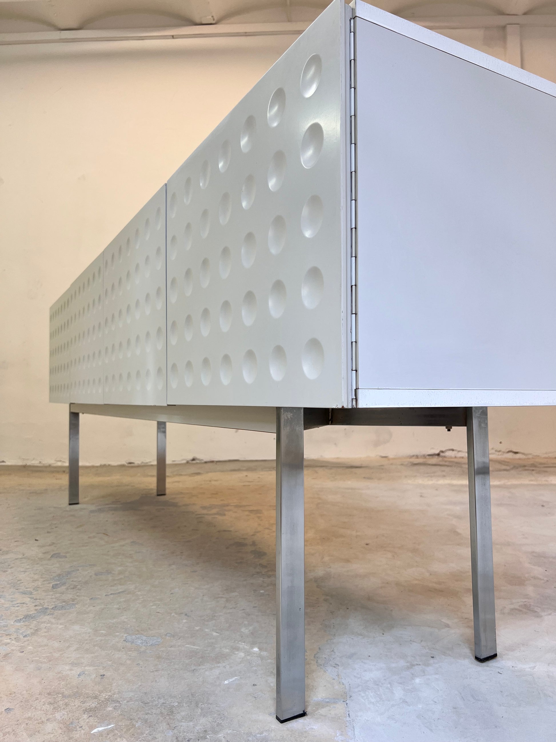 Sideboard weiß mit kreisförmigem Reliefmuster aus Belgien