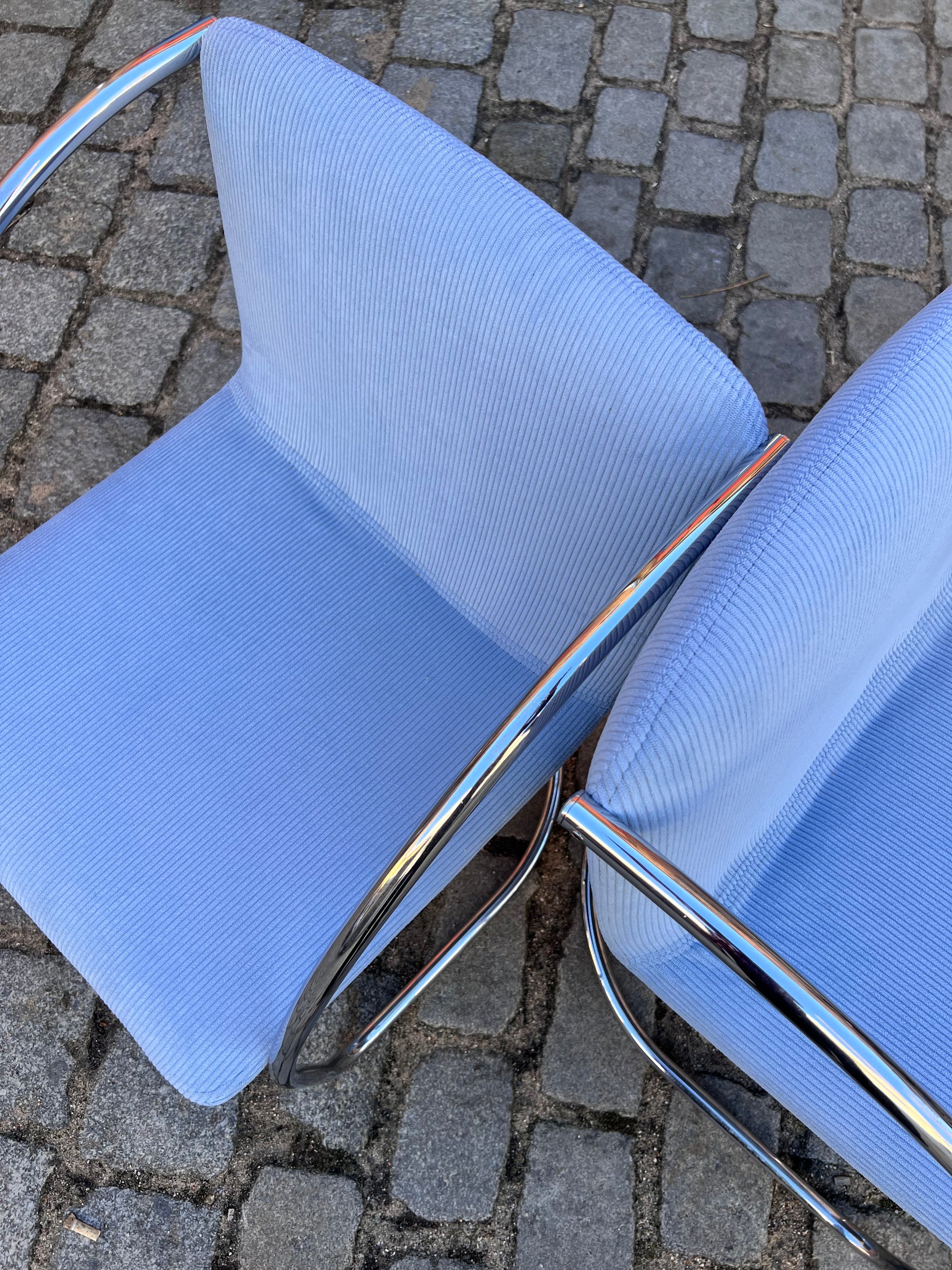 Freischwinger „Lens“ hellblau Cord & Chrom von Giovanni Offredi für Saporiti Italia
