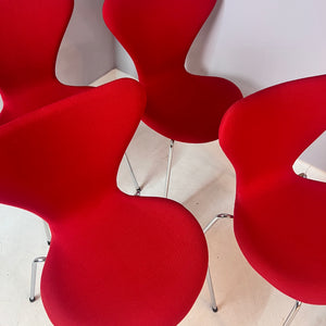 Stuhl Serie 7 rot in Vollpolsterung von Arne Jacobsen für Fritz Hansen