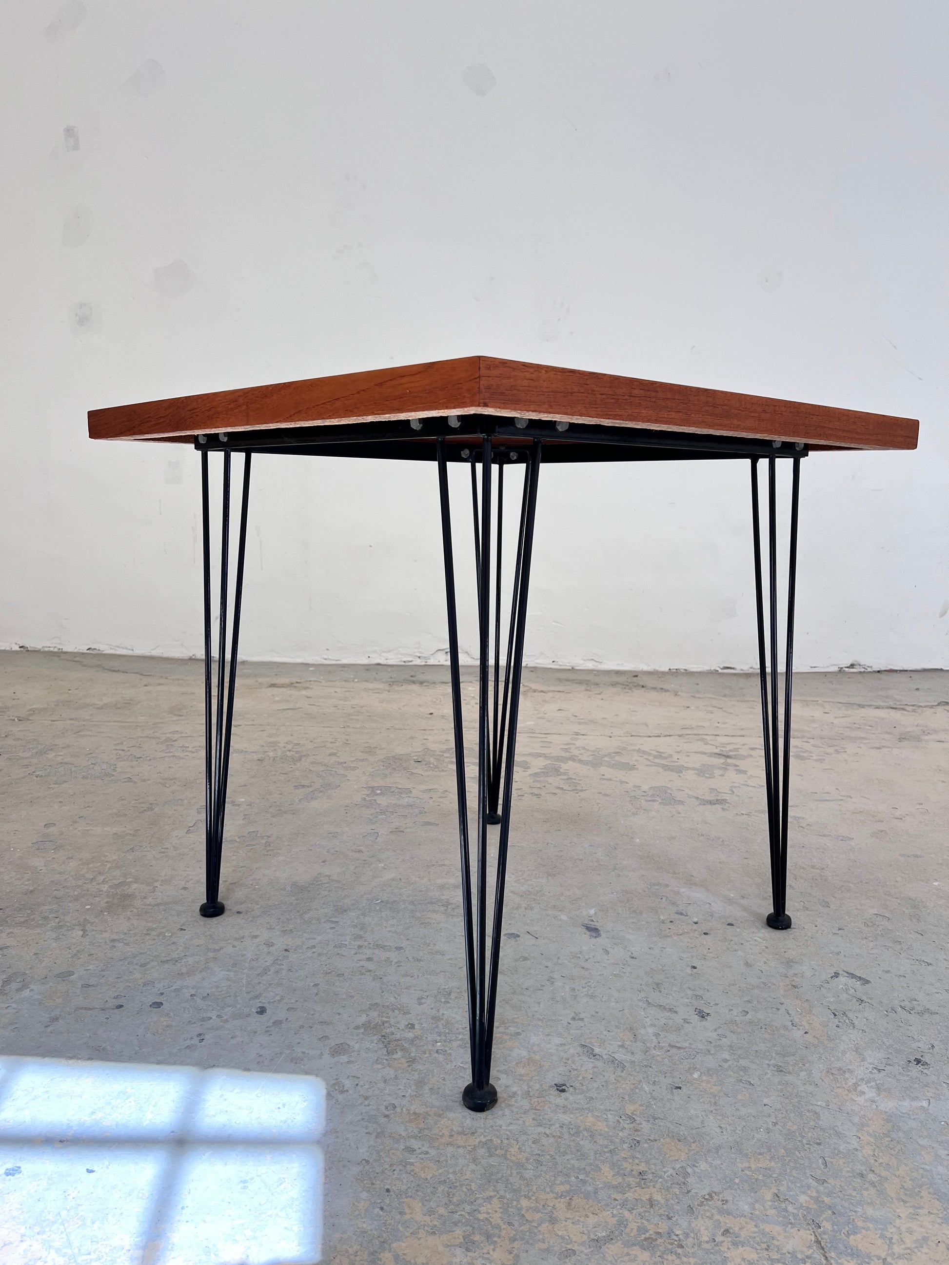 Quadratischer Esstisch Teak mit original Hairpinlegs