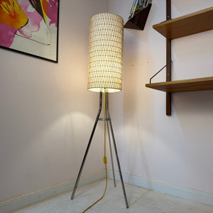 Stehlampe mit Bast-Strukturgeflecht & Chromgestell