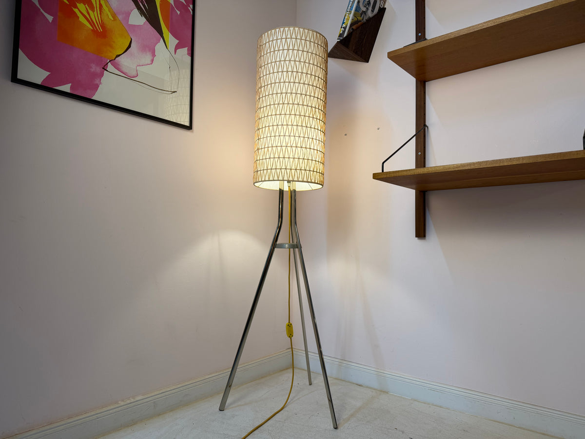 Stehlampe mit Bast-Strukturgeflecht & Chromgestell