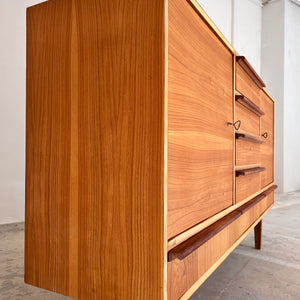 Sideboard Esche mit Schranktüren und Schubladen
