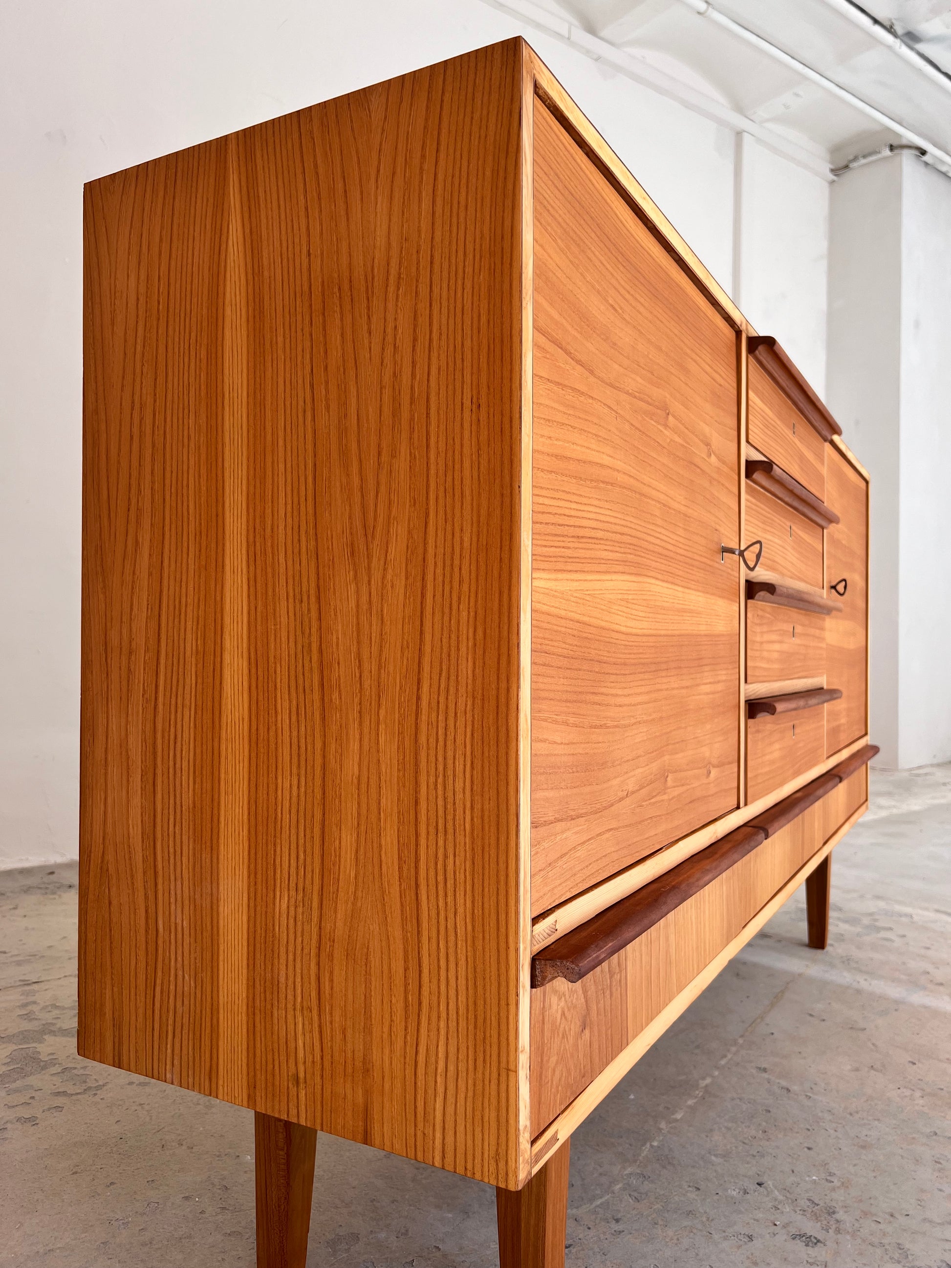 Sideboard Esche mit Schranktüren und Schubladen