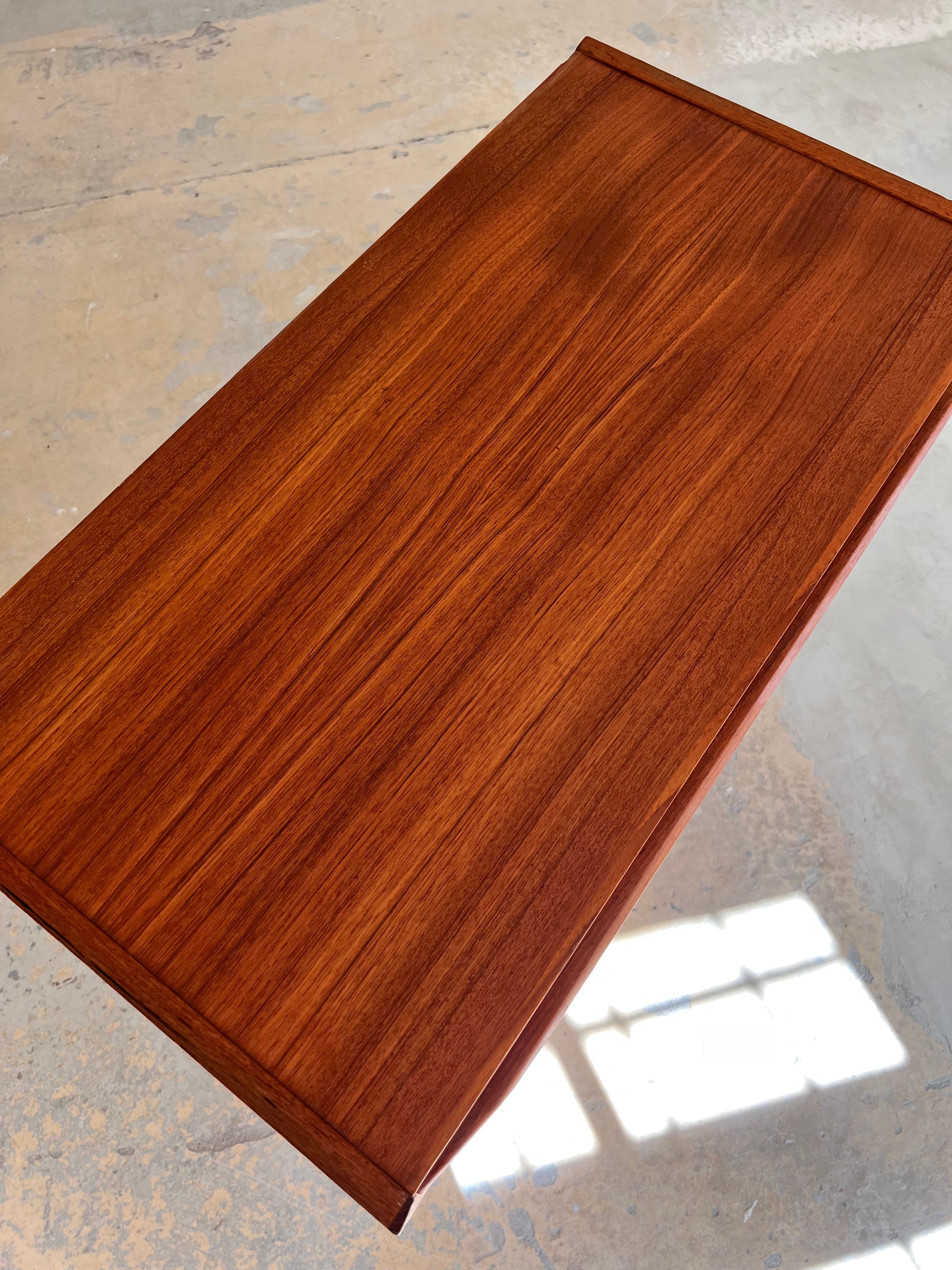 Kommode Teak mit geraden Griffen aus Dänemark