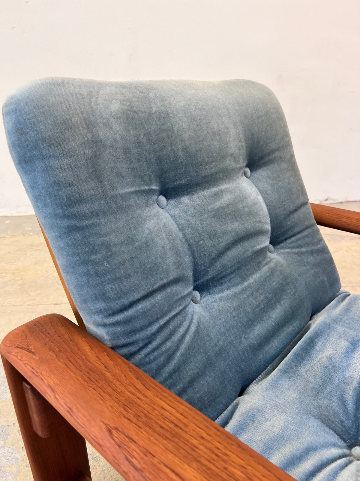 Sessel Loungechair blauer Samt und Teak