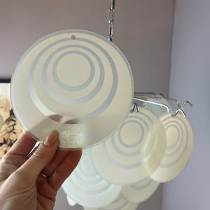 Kronleuchter weiß silber mit Glasscheiben