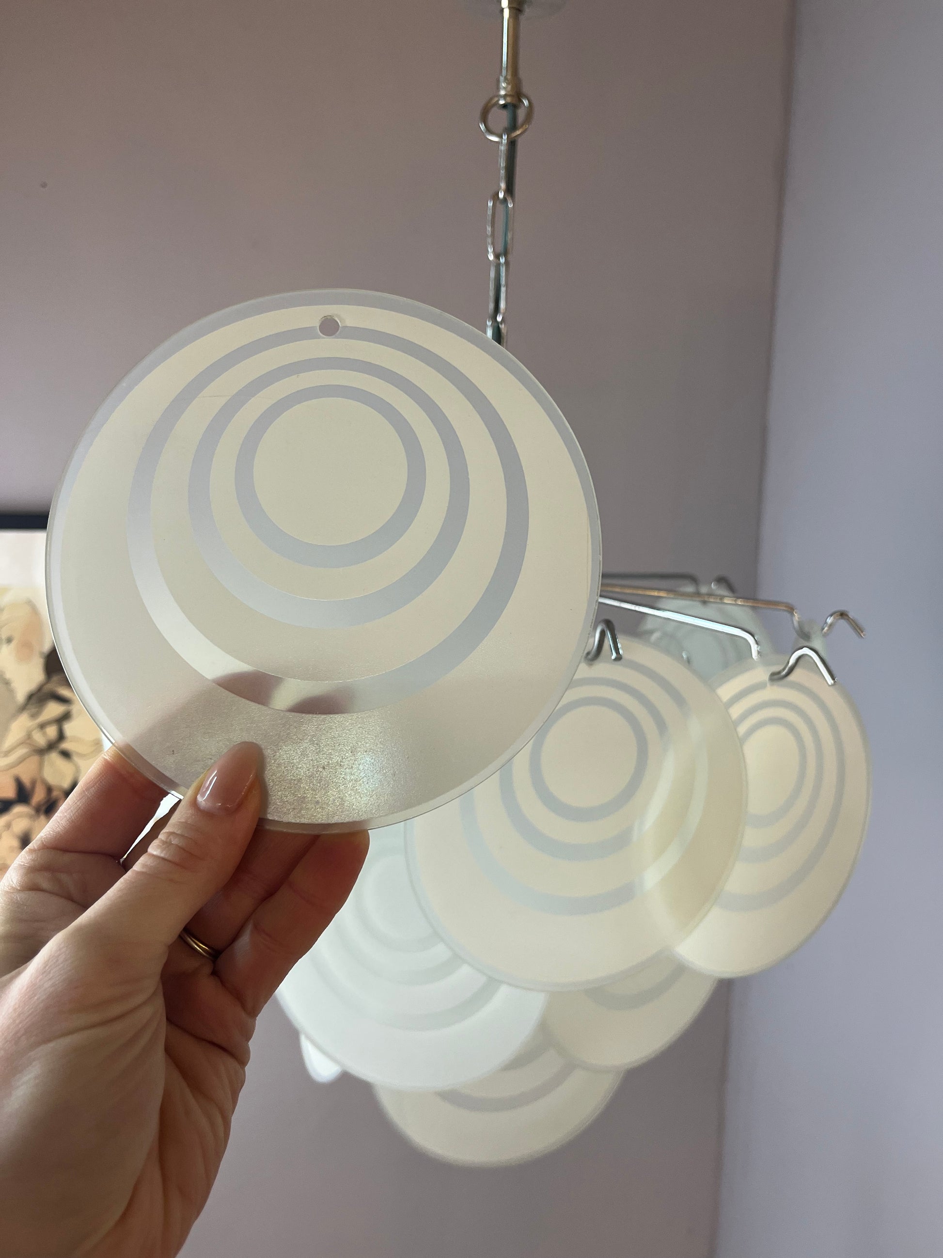 Kronleuchter weiß silber mit Glasscheiben