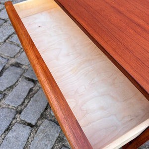 Kleine Kommode / Nachtschrank Teak mit durchgehenden Griffen aus Dänemark