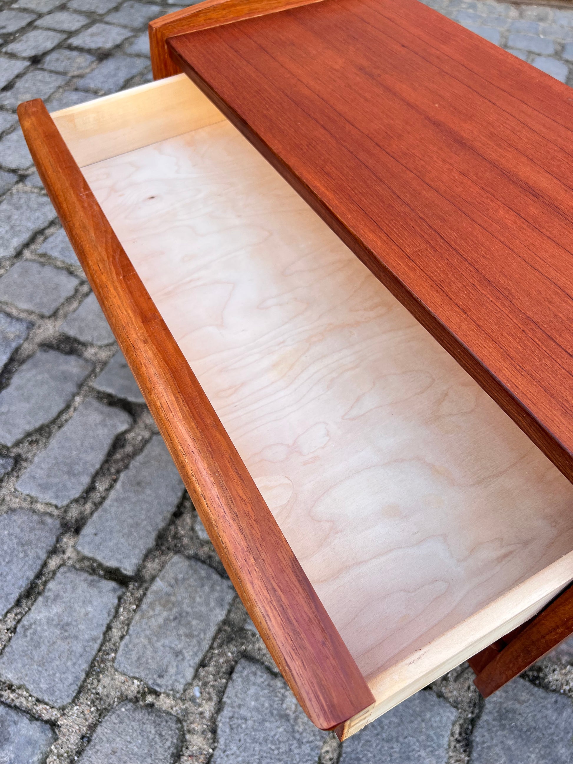 Kleine Kommode / Nachtschrank Teak mit durchgehenden Griffen aus Dänemark