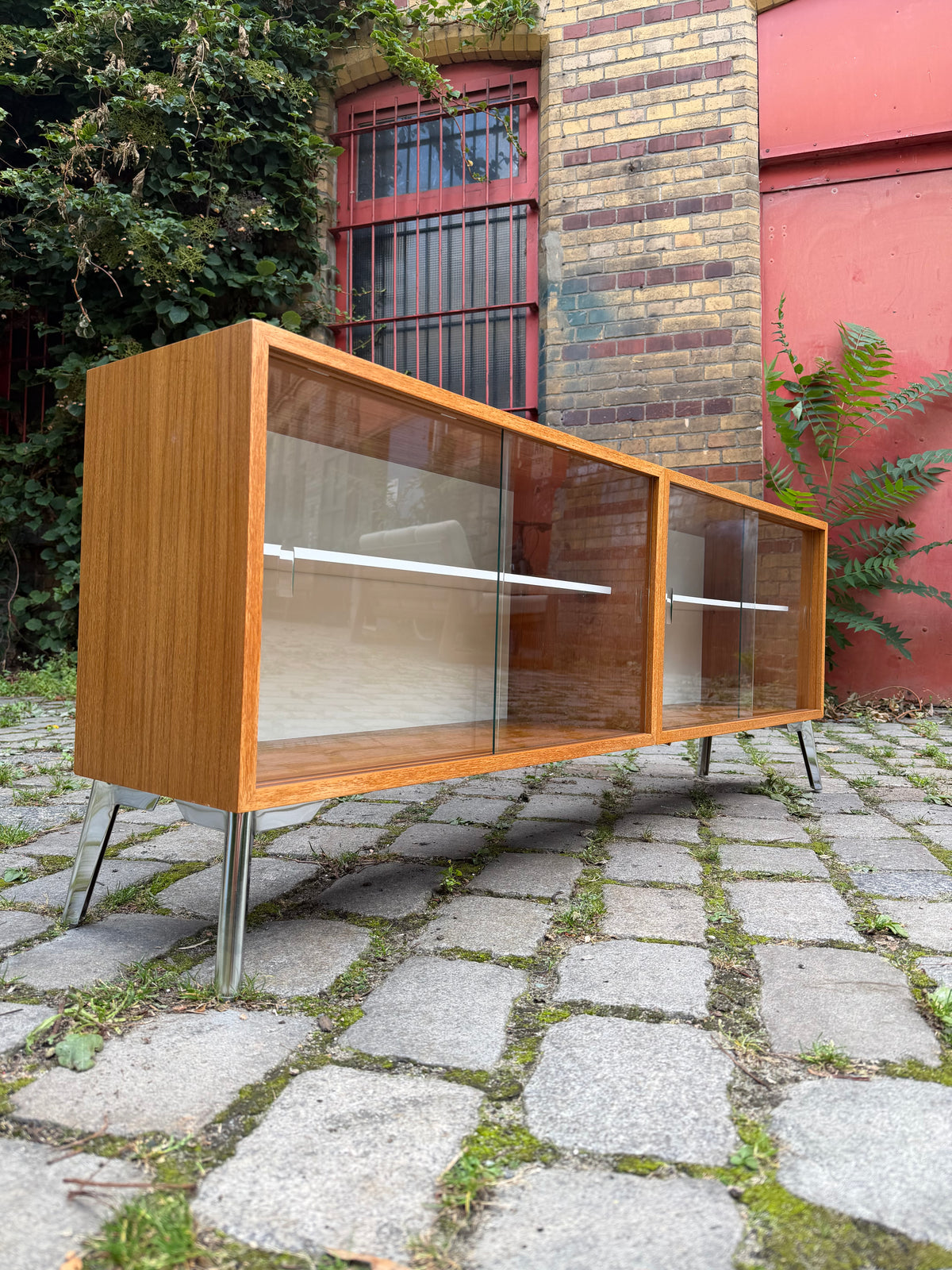 Sideboard Teak mit Vitrine & neuen Chromfüßen