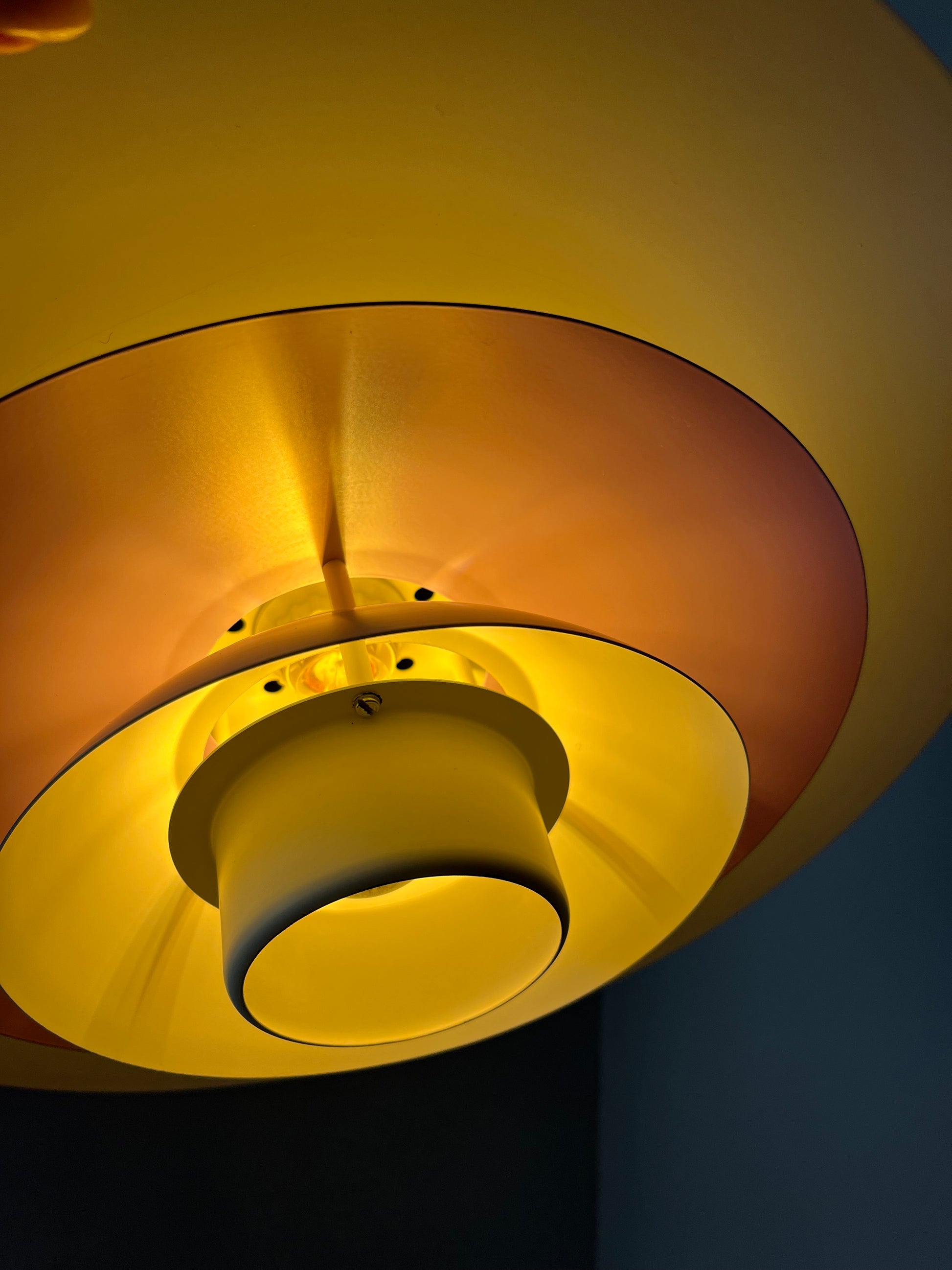 Lamellenlampe weiß lila von Formlight