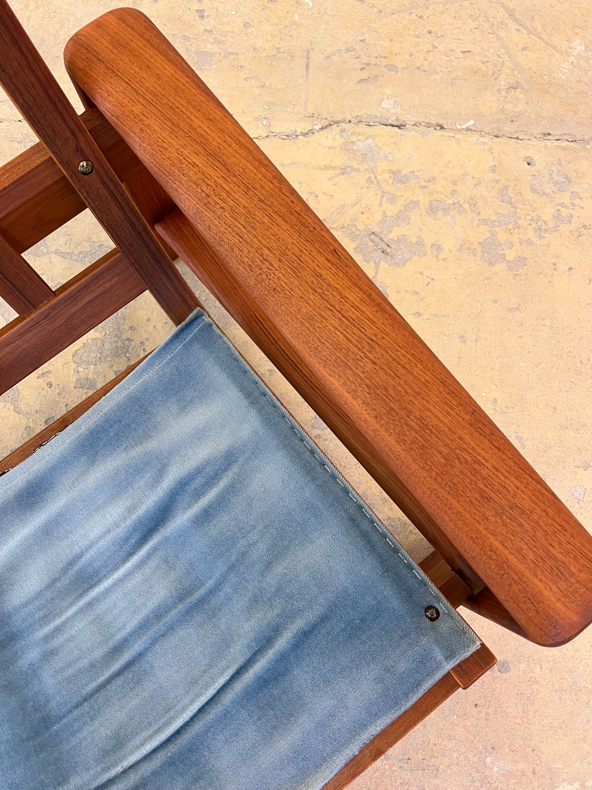 Sessel blau Samt und Teak Hochlehner
