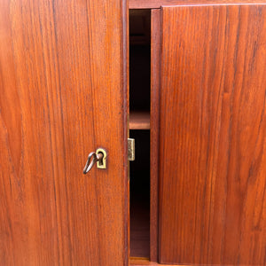 Highboard Teak mit Jalousietüren aus Dänemark