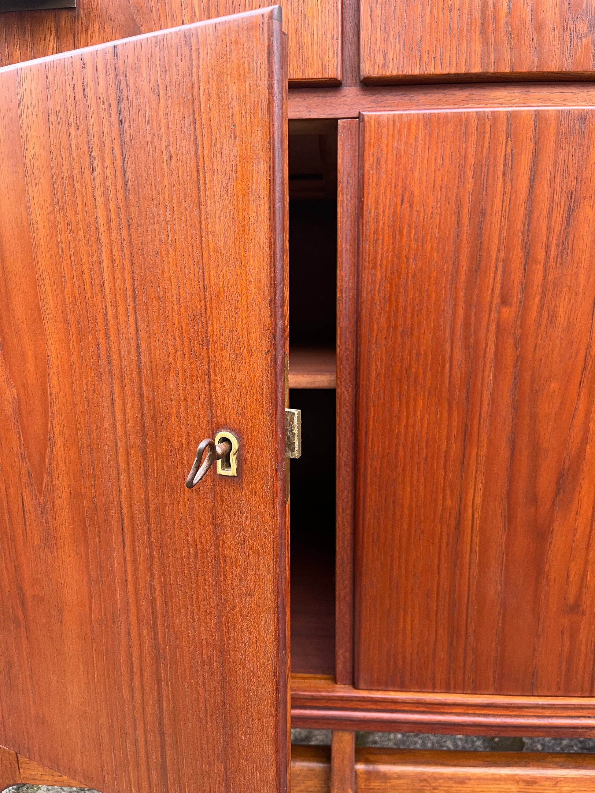 Highboard Teak mit Jalousietüren aus Dänemark