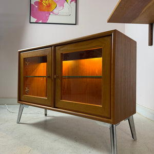 Kleine Vitrine mit Beleuchtung & neuen Chromfüßen von Dyrlund