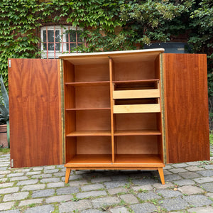Kleiderschrank Ahorn mit cremefarbener Deckplatte