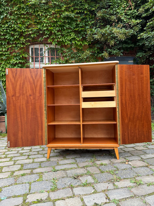Kleiderschrank Ahorn mit cremefarbener Deckplatte
