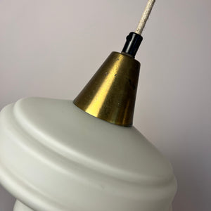 Hängelampe Opalglas Messing aus Dänemark