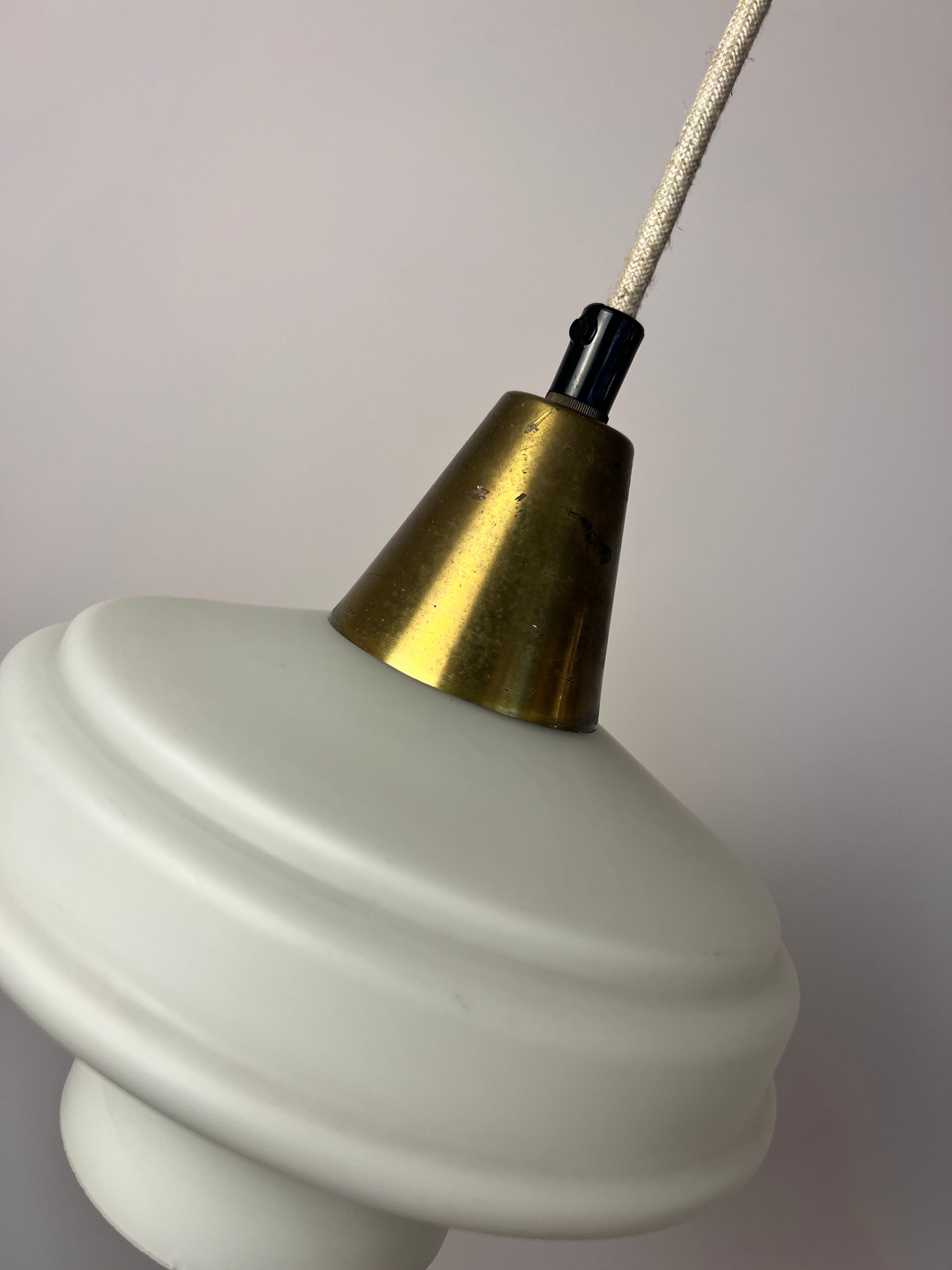 Hängelampe Opalglas Messing aus Dänemark