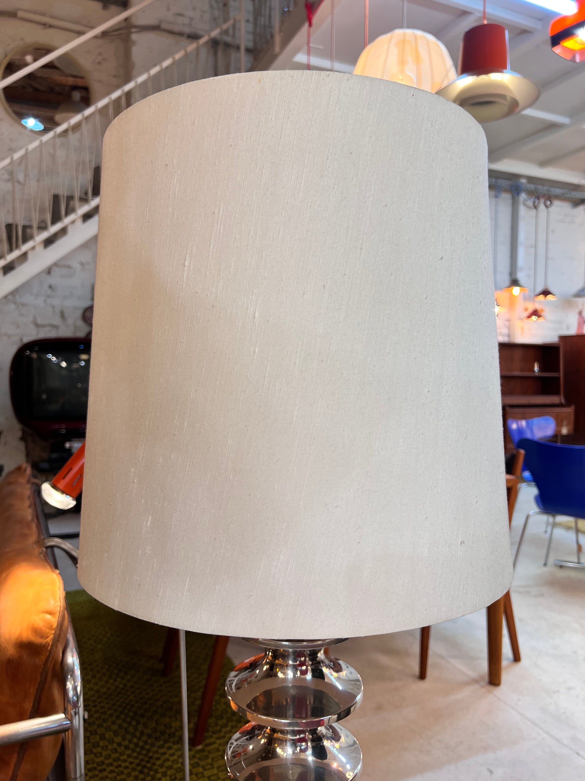 Space Age Tischlampe Metall mit Schirm aus Rohseide