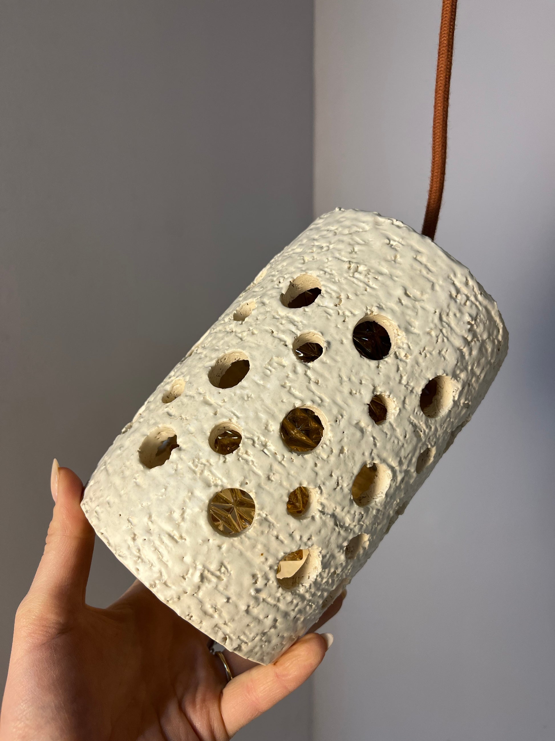 Hängelampe beige Keramik mit Glaseinsatz