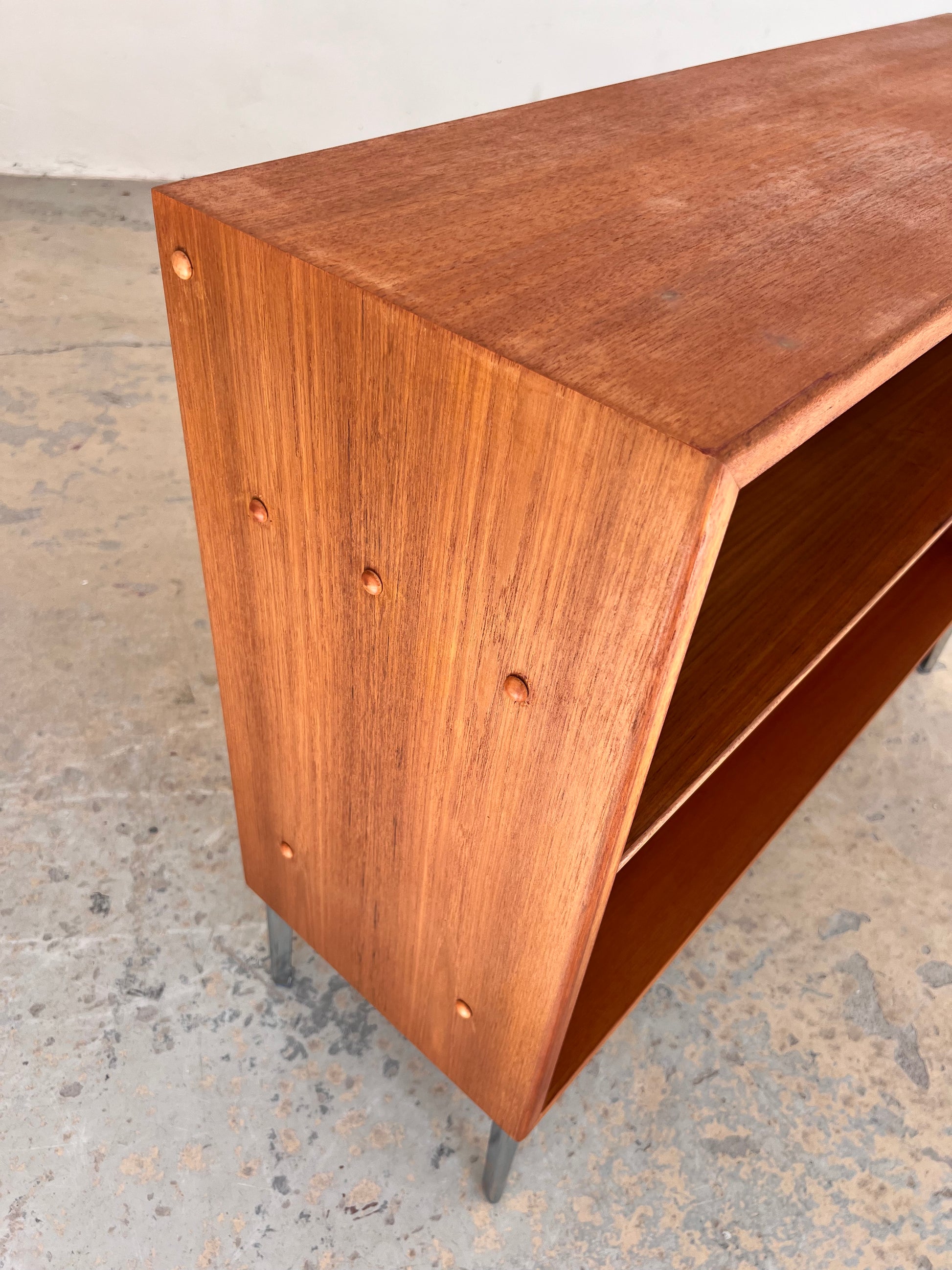 Regal Teak mit neuen Chromfüßen von Søborg Møbelfabrik