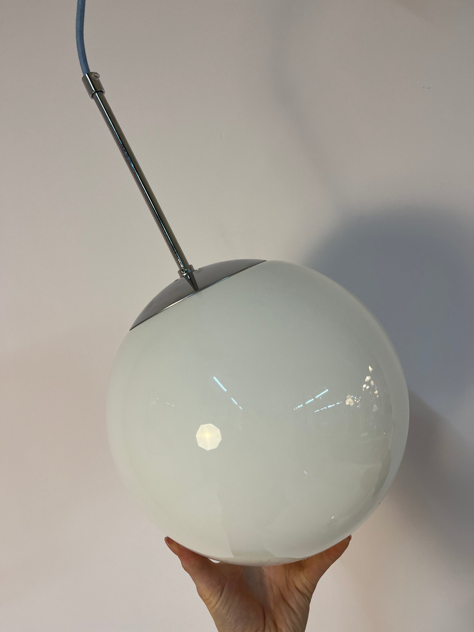 Kugellampe weiß Chrom Glas mit Stab