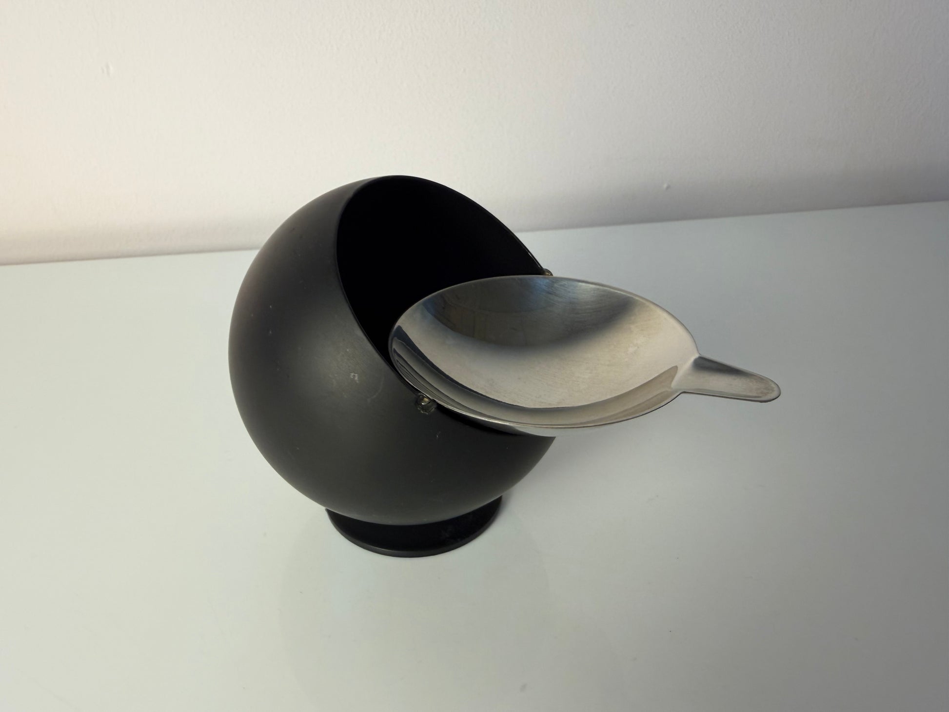 Kugelaschenbecher schwarz Chrom von Quist