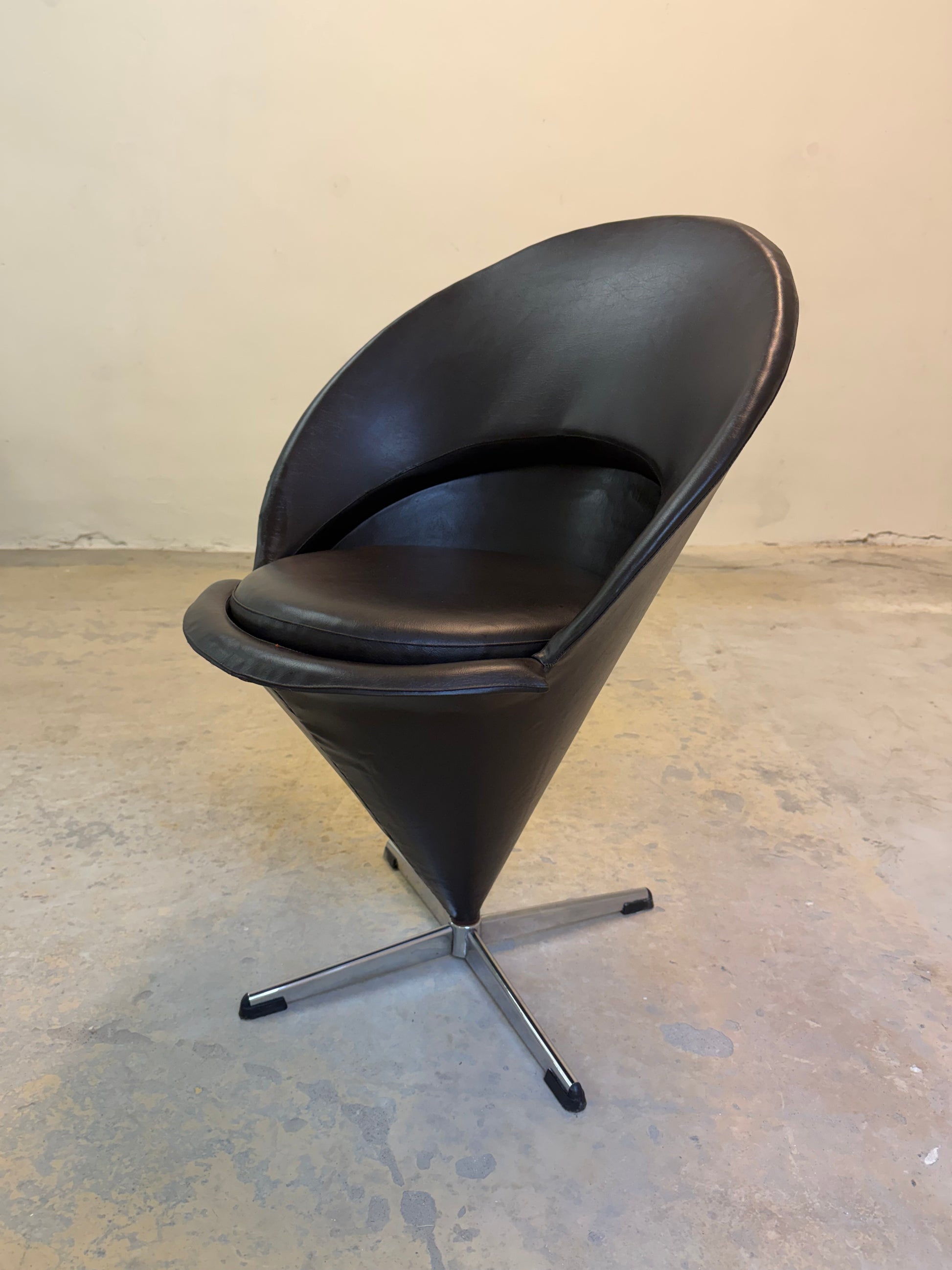 Cone Chair braunes Kunstleder von Verner Panton