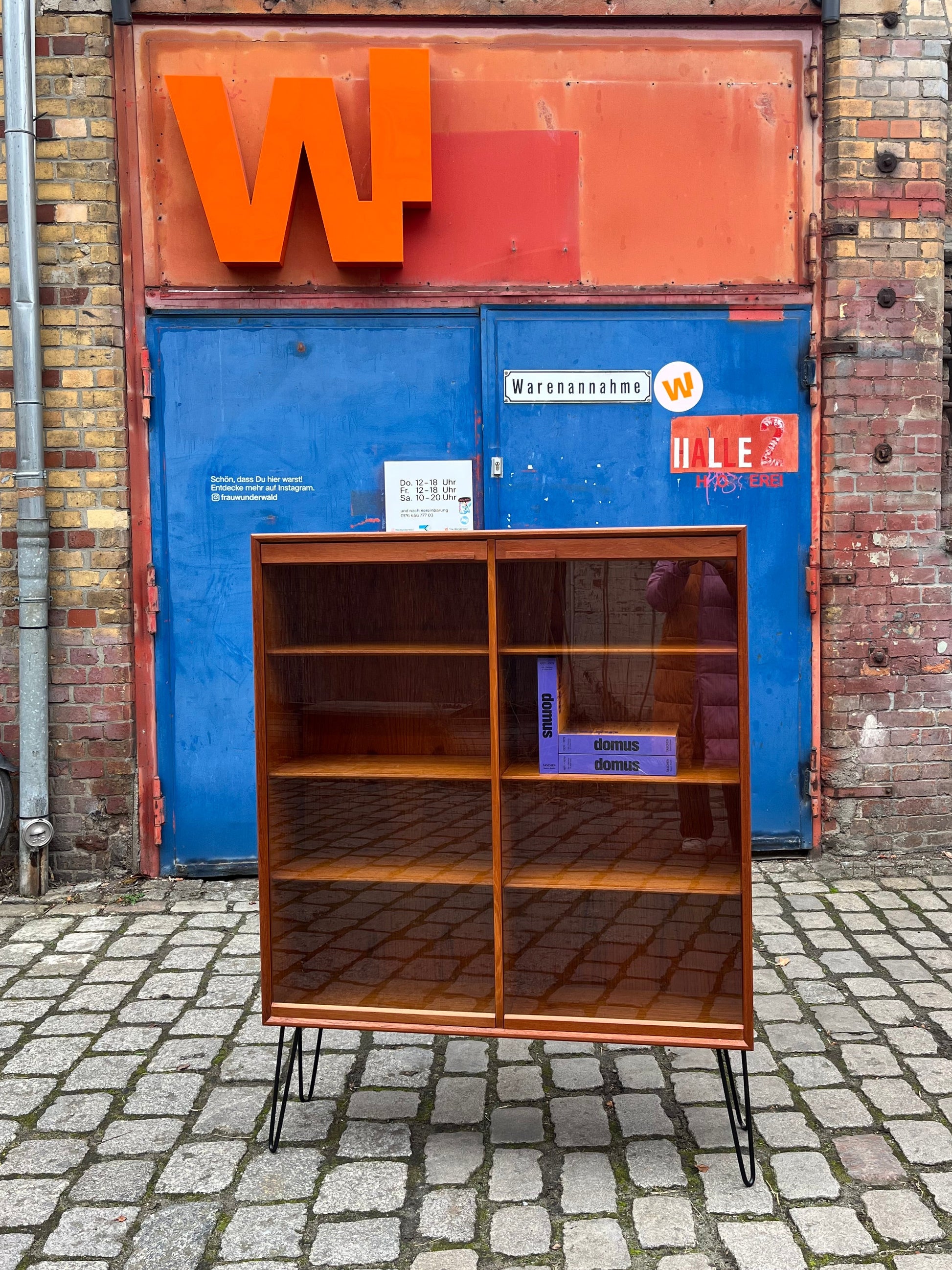 Vitrine Teak mit Hairpin Legs