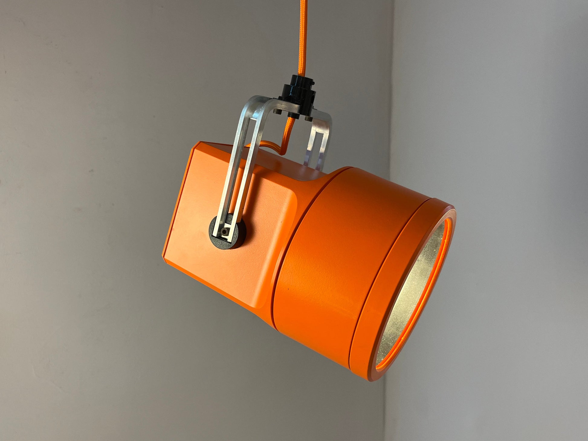 Strahler Unispot orange neu lackiert von Louis Poulsen