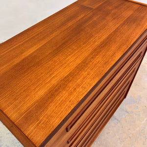 Kommode Teak mit eingelassenen langen Griffen aus Dänemark