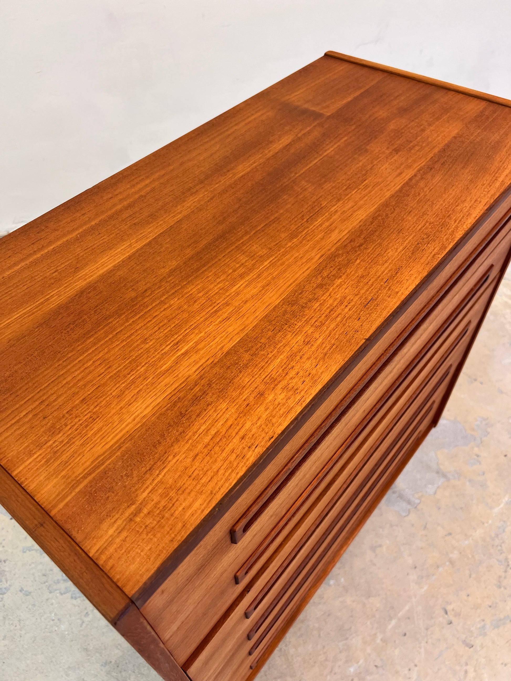 Kommode Teak mit eingelassenen langen Griffen aus Dänemark