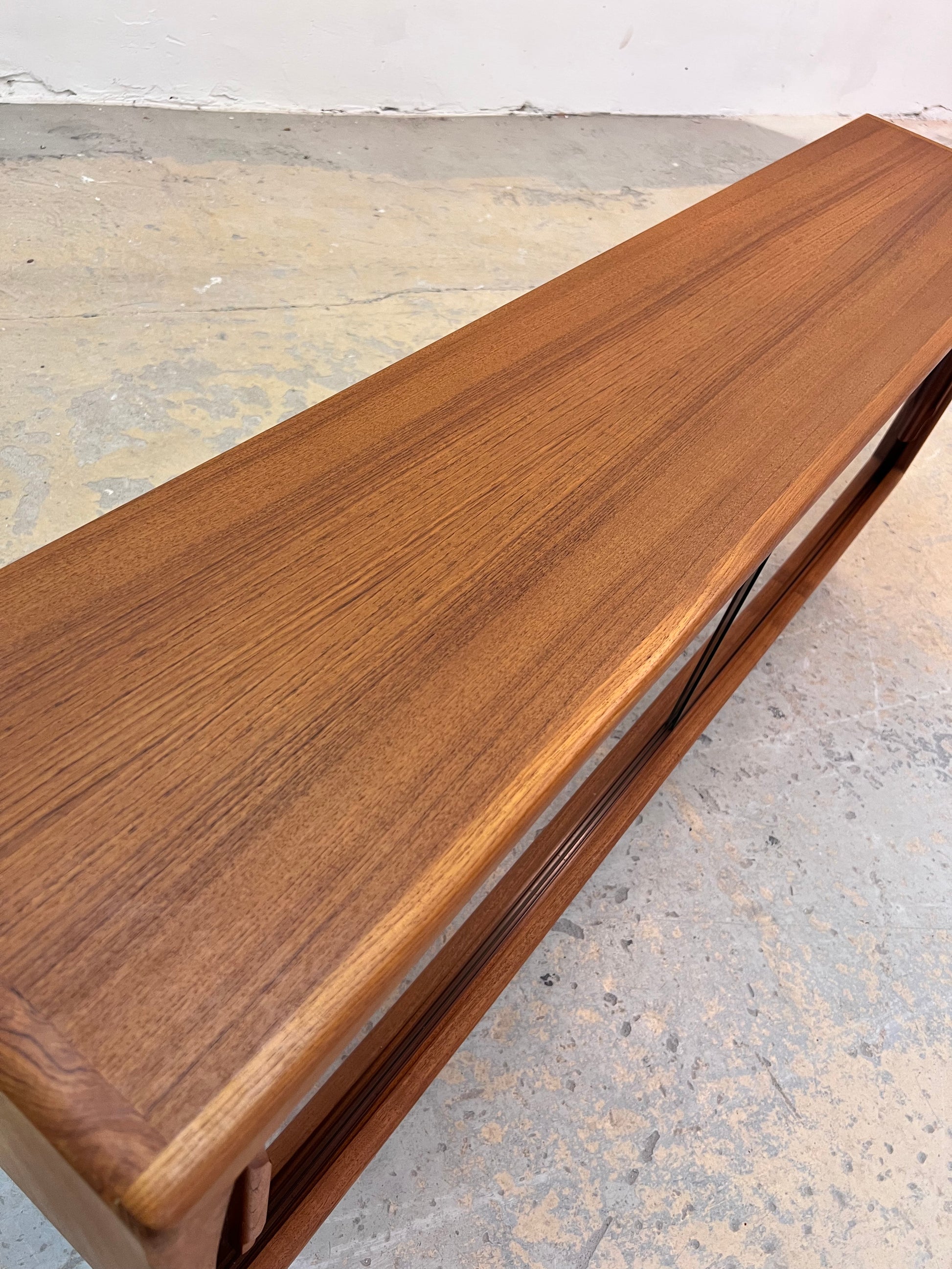Sideboard Vitrine Teak mit Chromfüßen von Dyrlund