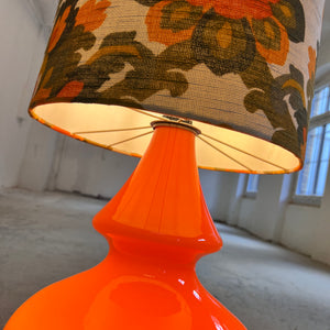 Stehlampe orange mit leuchtendem Glasfuß und 70er Schirm